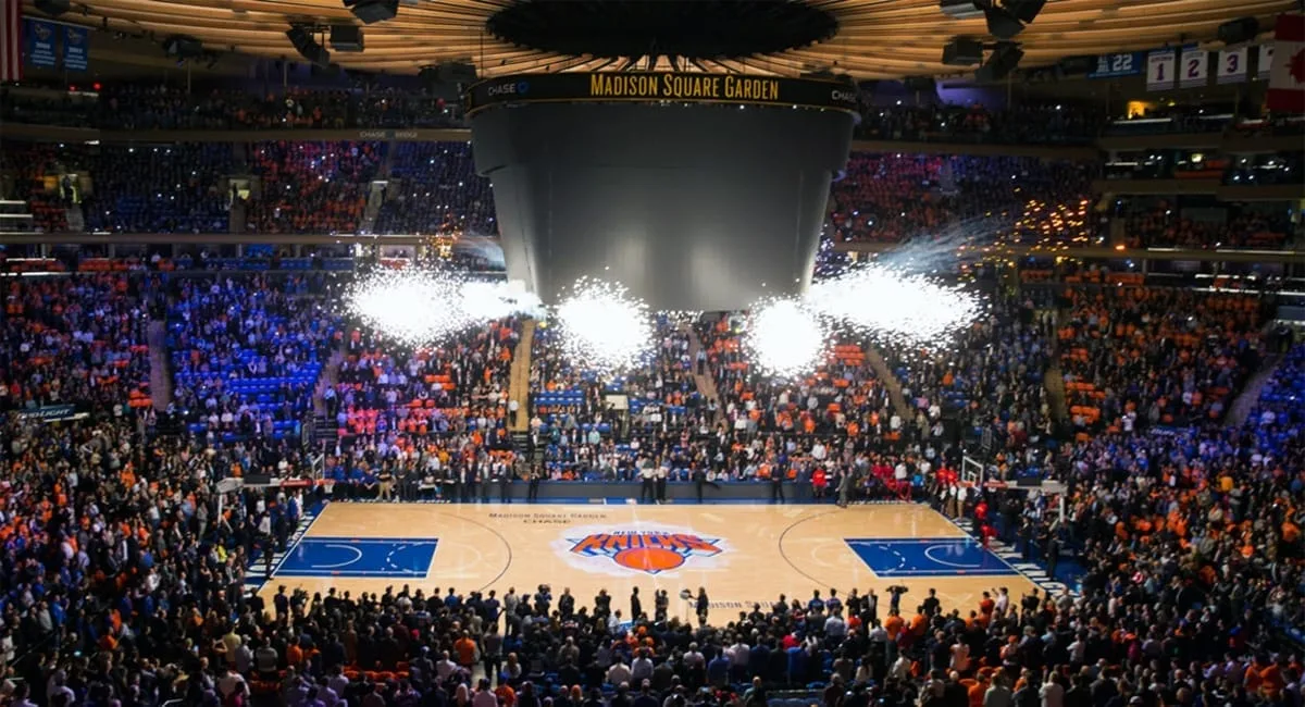A tense late-game basketball moment with players battling for position near the basket, matching the article’s theme of pressure and momentum