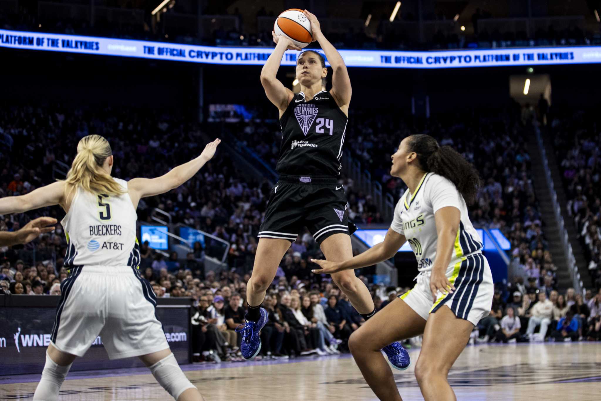 Cecilia Zandalasini shooting over a defender during a WNBA playoff game